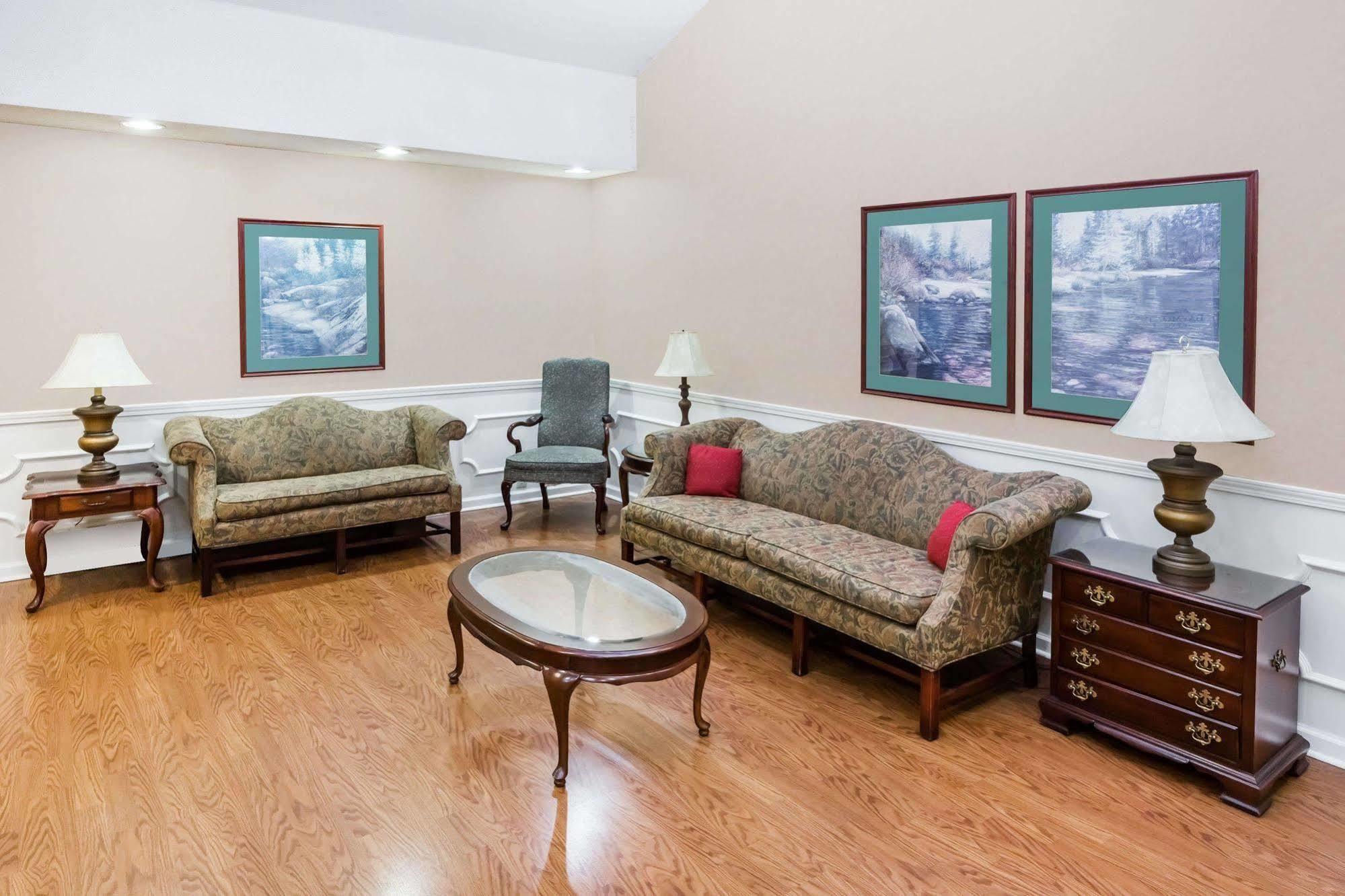 Baymont Inn & Suites By Wyndham Grenada Esterno foto