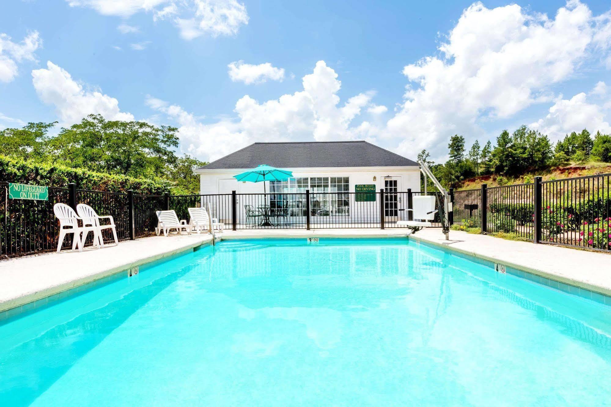 Baymont Inn & Suites By Wyndham Grenada Esterno foto